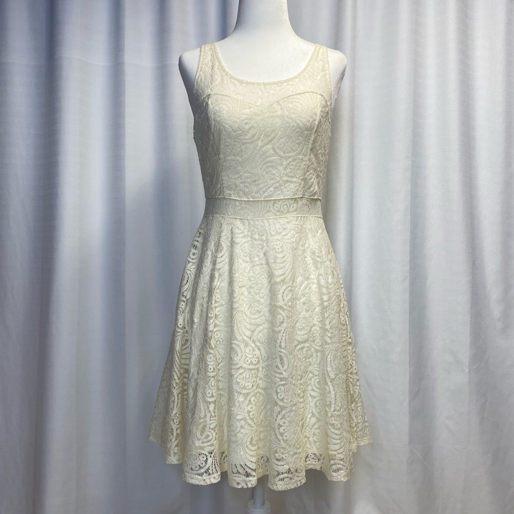 American Rag Charlotte Floral Lace Dress. Size Medium. Creamy Ivory color
